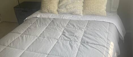 3 slaapkamers, een strijkplank/strijkijzer, wifi, beddengoed