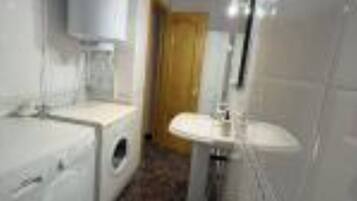 Hiustenkuivaaja, pyyhkeet, saippua, sampoo