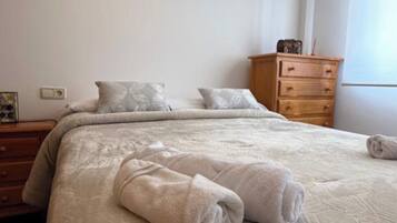 3 makuuhuonetta, silitysrauta/-lauta, ilmainen Wi-Fi, vuodevaatteet