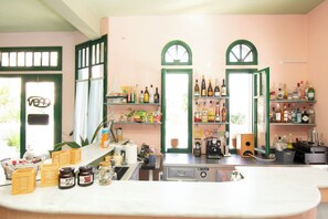 Poolside bar - Aquarius Apartments by Checkin (Agia Pelagia)