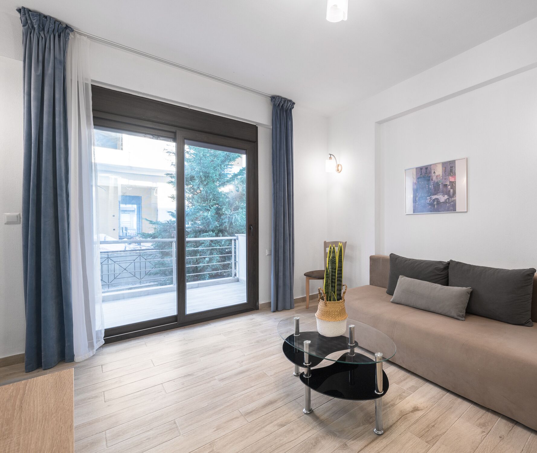 42 インチのLED テレビ (デジタル放送視聴可)