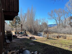 Outdoor dining - Oso Verde Ranch, a natural oasis, is located just a mile from downtown Mancos (Mancos)