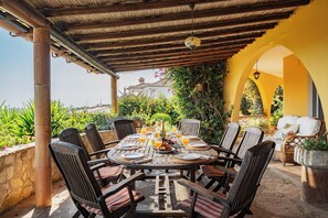Outdoor dining - Charming family home with sea views, close to Aquashow, Airport & beaches (Almancil)