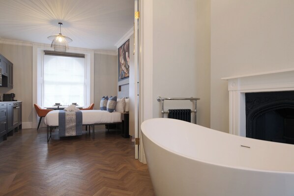 Apartamento, 1 habitación | Baño | Secador de pelo, toallas, jabón y champú