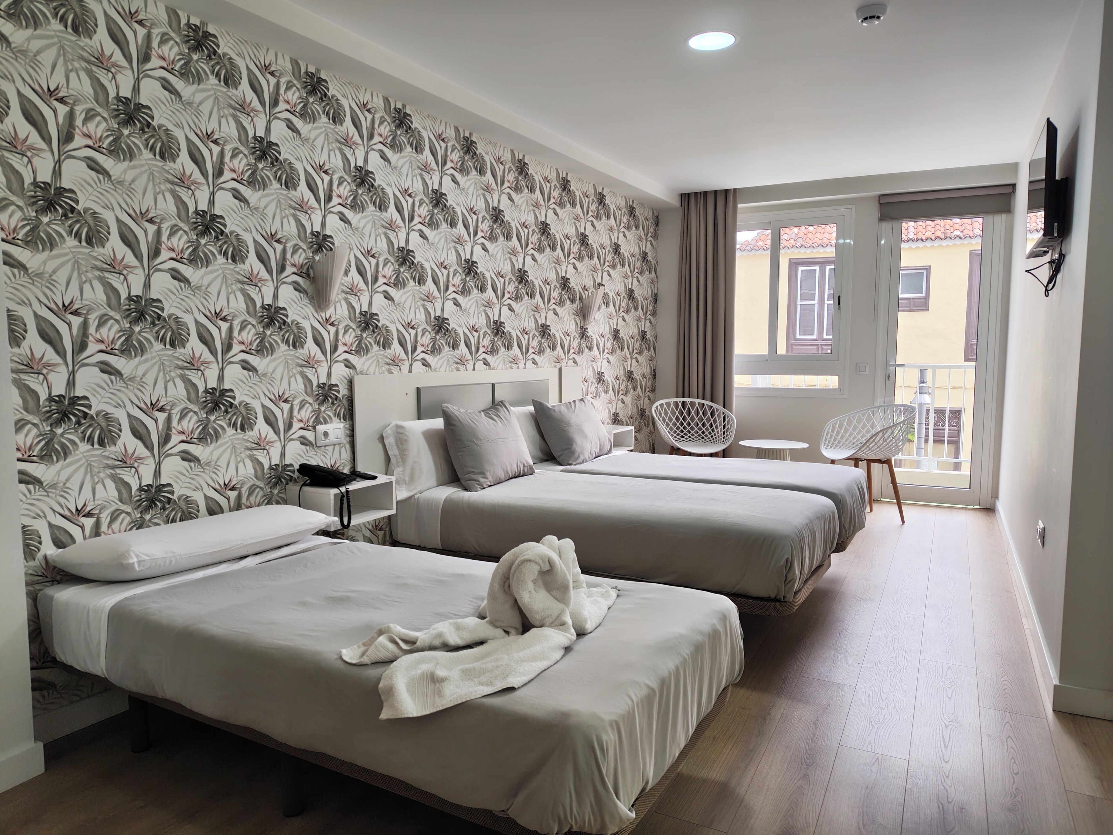 Chambre Triple Standard, 3 lits une place, balcon, vue ville