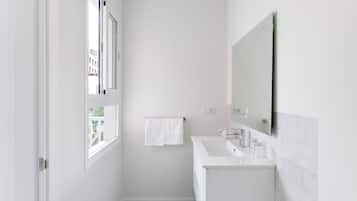 Buồng tắm vòi sen, khăn tắm, xà phòng, dầu gội