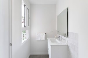 Douche, serviettes fournies, savon, shampoing