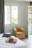 Espacio para trabajar con laptop, cortinas blackout y wifi gratis 