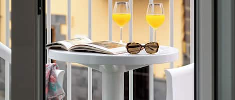 笔记本电脑工作区、遮光窗帘、免费 WiFi、床单