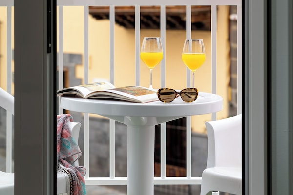 Laptop workspace, blackout drapes, free WiFi, bed sheets