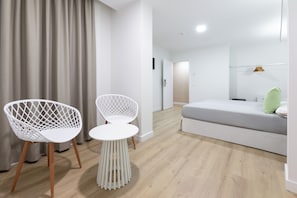 Espacio para trabajar con laptop, cortinas blackout y wifi gratis