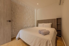 6 bedrooms, iron/ironing board, WiFi, bed sheets