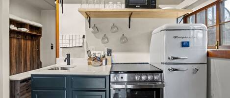 Refrigerador, microondas, parrilla de estufa y cafetera y tetera