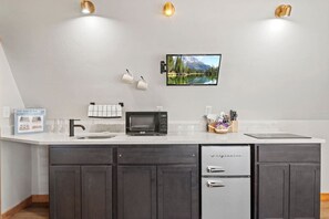 Réfrigérateur, micro-ondes, plaque de cuisson, cafetière/bouilloire