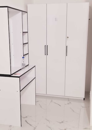 Deluxe Apartment, Kitchenette | Desk, laptop workspace, free WiFi