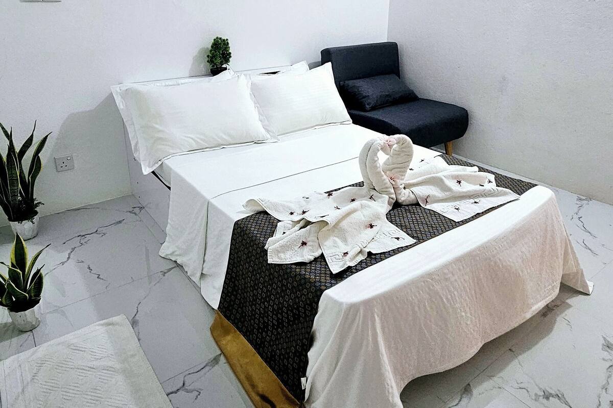 Deluxe Apartment, Kitchenette | Desk, laptop workspace, free WiFi