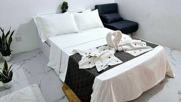 Deluxe Apartment, Kitchenette | Desk, laptop workspace, free WiFi