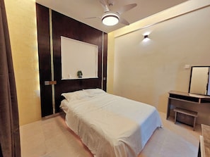 Deluxe Double Room | Desk, laptop workspace, free WiFi