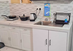 Deluxe Apartment, Kitchenette | Private kitchen
