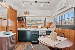 Réfrigérateur, micro-ondes, plaque de cuisson, cafetière/bouilloire