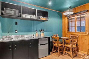 冷蔵庫、電子レンジ、コンロ、コーヒー / ティーメーカー