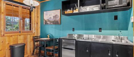 Kühlschrank, Mikrowelle, Herdplatte, Wasserkocher mit Kaffee-/Teezubehör