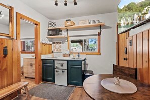 Fridge, microwave, stovetop, coffee/tea maker - Timber Lodge Cabin #6 (Colorado Springs)