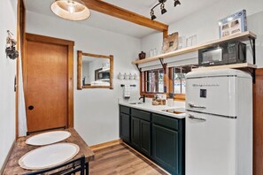 冷蔵庫、電子レンジ、コンロ、コーヒー / ティーメーカー