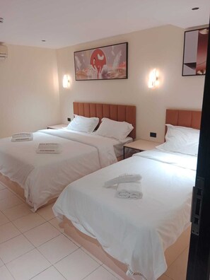Kamar Triple Deluks, pemandangan kota | Meja kerja, Wi-Fi gratis, dan seprai linen