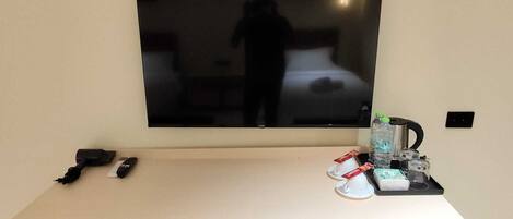 Quarto duplo luxo, 2 camas de solteiro, para não fumantes, vista para a cidade | TV