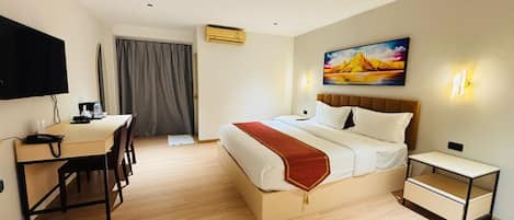 Deluxe-dobbeltværelse - 1 soveværelse - ikke-ryger - byudsigt | Skrivebord, gratis Wi-Fi, sengetøj