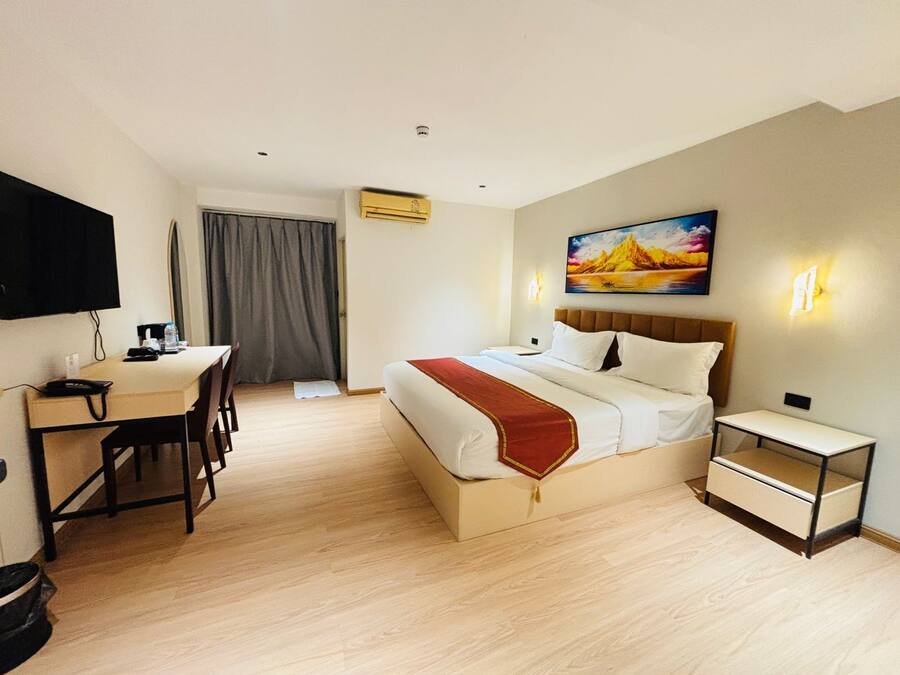 Quarto casal luxo, 1 quarto, para não fumantes, vista para a cidade | Escrivaninha, Wi-Fi de cortesia, roupa de cama