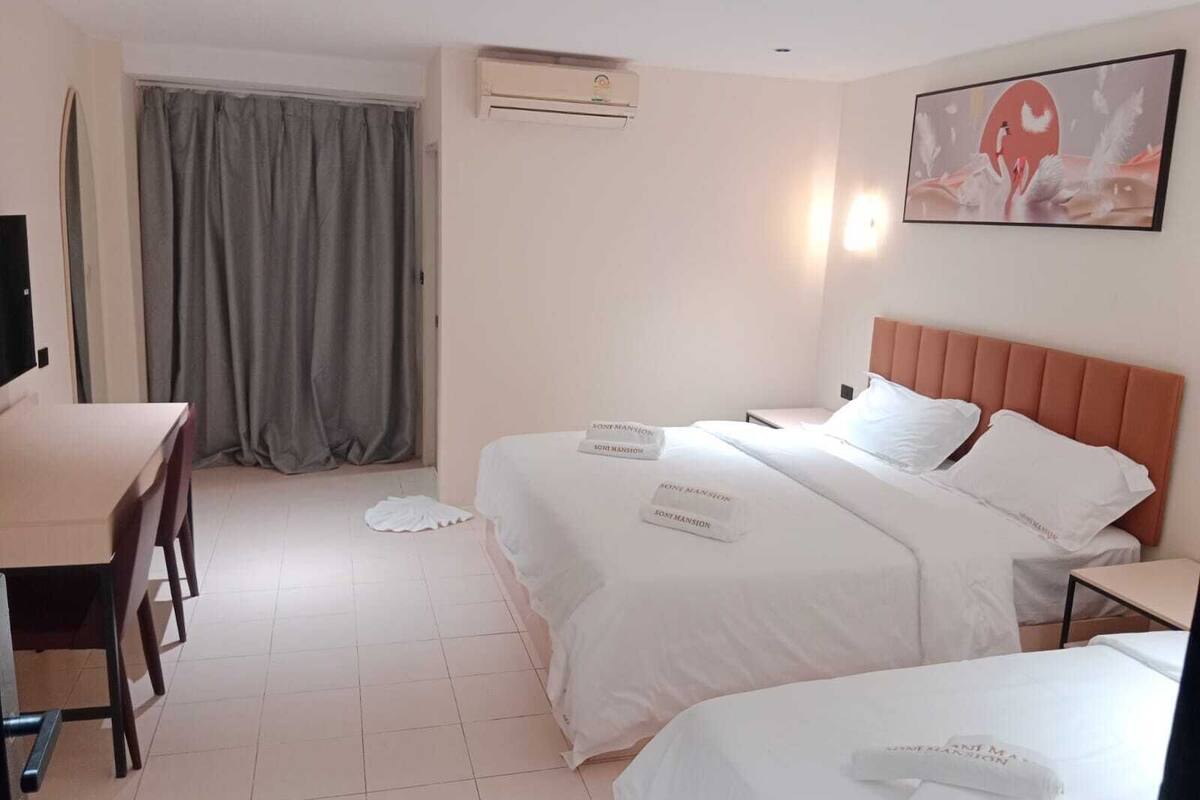 Habitación triple Deluxe, vistas a la ciudad | Escritorio, wifi gratis, ropa de cama