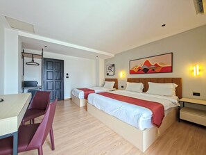 Een hotelkamer met twee bedden, een bureau en een stoel.