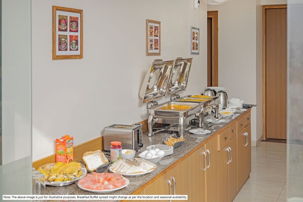 Un buffet de petit-déjeuner proposant une variété d'aliments et d'ustensiles.