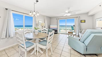Signature appartement, 2 slaapkamers, uitzicht op strand, aan het strand | Dineren in de kamer
