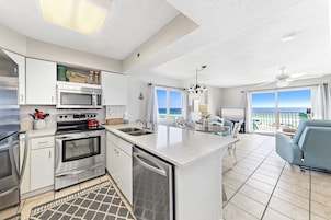 Condo Signature, 2 chambres, vue sur la plage, en face de la plage | Cuisine privée | Réfrigérateur, four à micro-ondes, un four, surface de cuisson