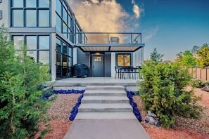 Terrace/patio - Kanab Cube | Cozy Winter Stay Near Zion & Bryce (Kanab)