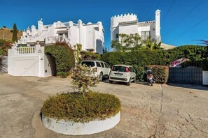 Parking - Los Olivos 3 Bedroom Villa with Heated Pool (Nerja)