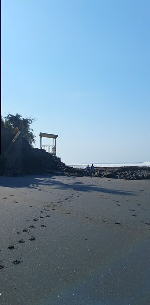 Beach - Zonte Rooftop Studio a few from the waves. Terrace, BBQ, Hammocks A/C, 200Mbps, (El Zonte)