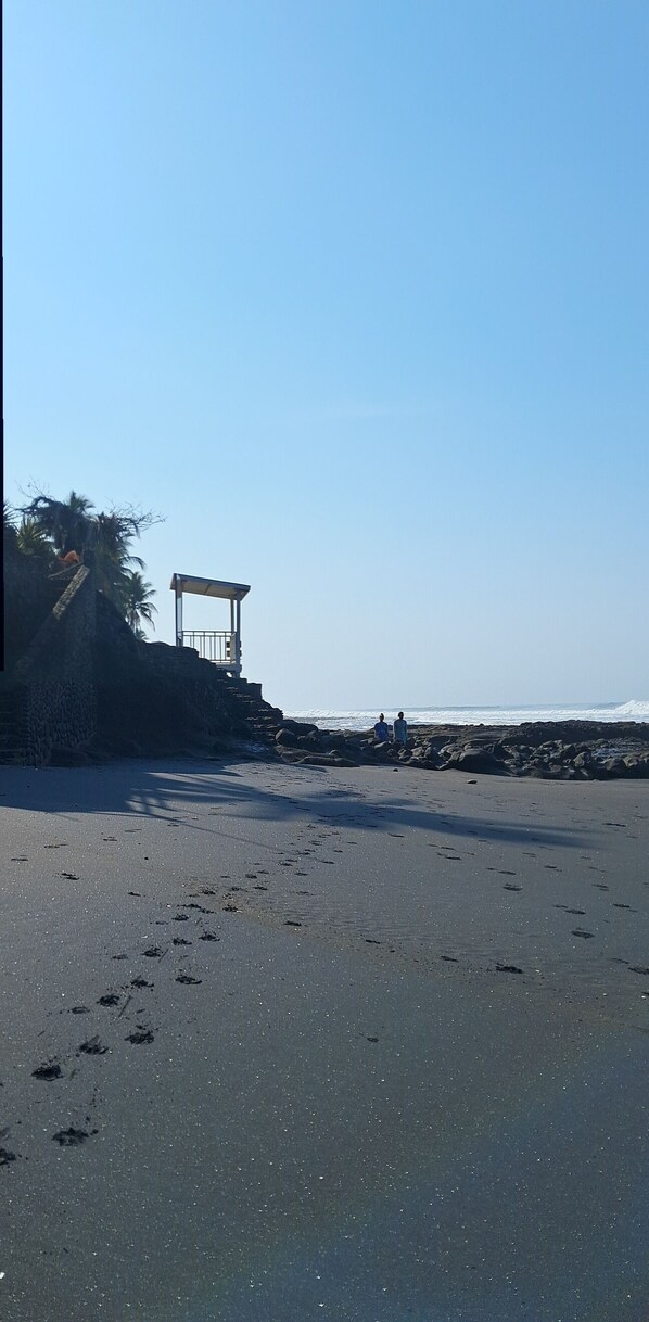 Beach - Zonte Rooftop Studio a few from the waves. Terrace, BBQ, Hammocks A/C, 200Mbps, (El Zonte)