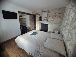 Iron/ironing board, WiFi, bed sheets