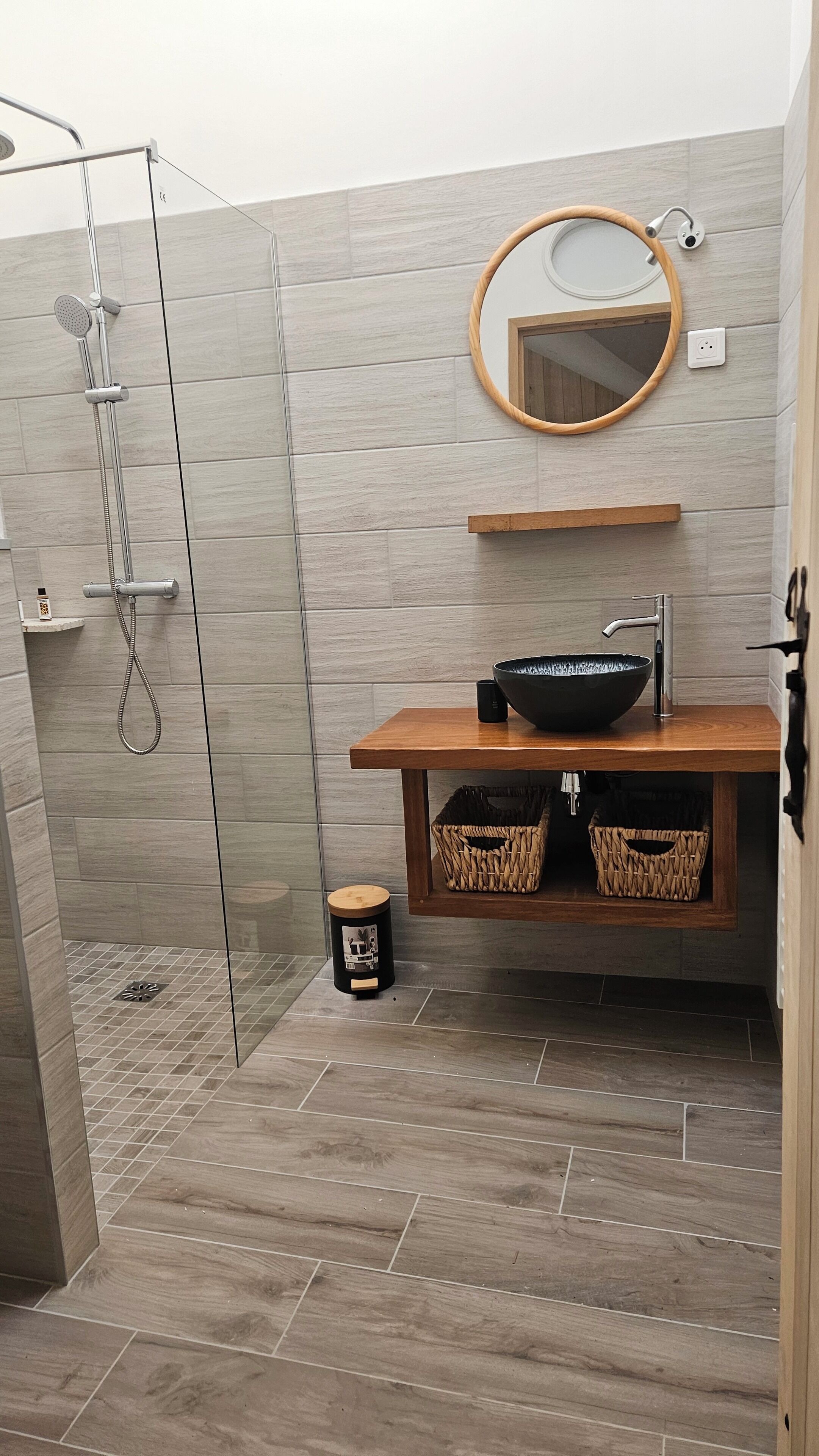 Douche, séchoir à cheveux, serviettes fournies, papier de toilette