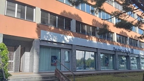 A building with a sign reading "Deutsche Bank" and a staircase leading to the entrance. - NEW private room with bathroom and balcony 20 minutes from Milan (room number2) (Trezzano sul Naviglio)
