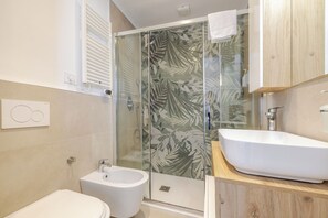 Douche, sèche-cheveux, bidet, serviettes fournies