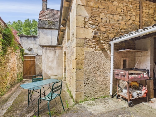 House for 5 with outdoor courtyard in the center