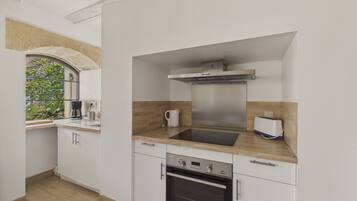 Kühlschrank, Mikrowelle, Ofen, Wasserkocher mit Kaffee-/Teezubehör