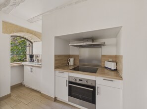 Refrigerador, microondas, horno y cafetera y tetera