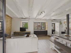 TV - House for 5 with outdoor courtyard in the center (Saint-Léon-sur-Vézère)