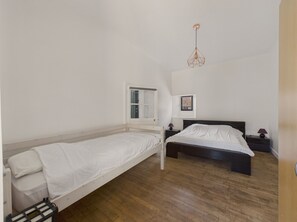 2 bedrooms, free WiFi - House for 5 with outdoor courtyard in the center (Saint-Léon-sur-Vézère)